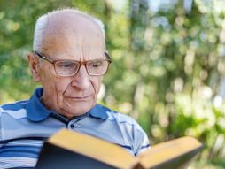 Deka deda knjiga čita knjigu