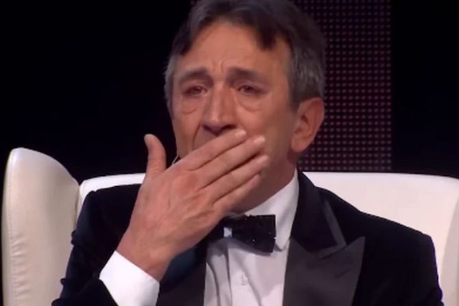 Žika Jakšić plače Žika Jakšić plače