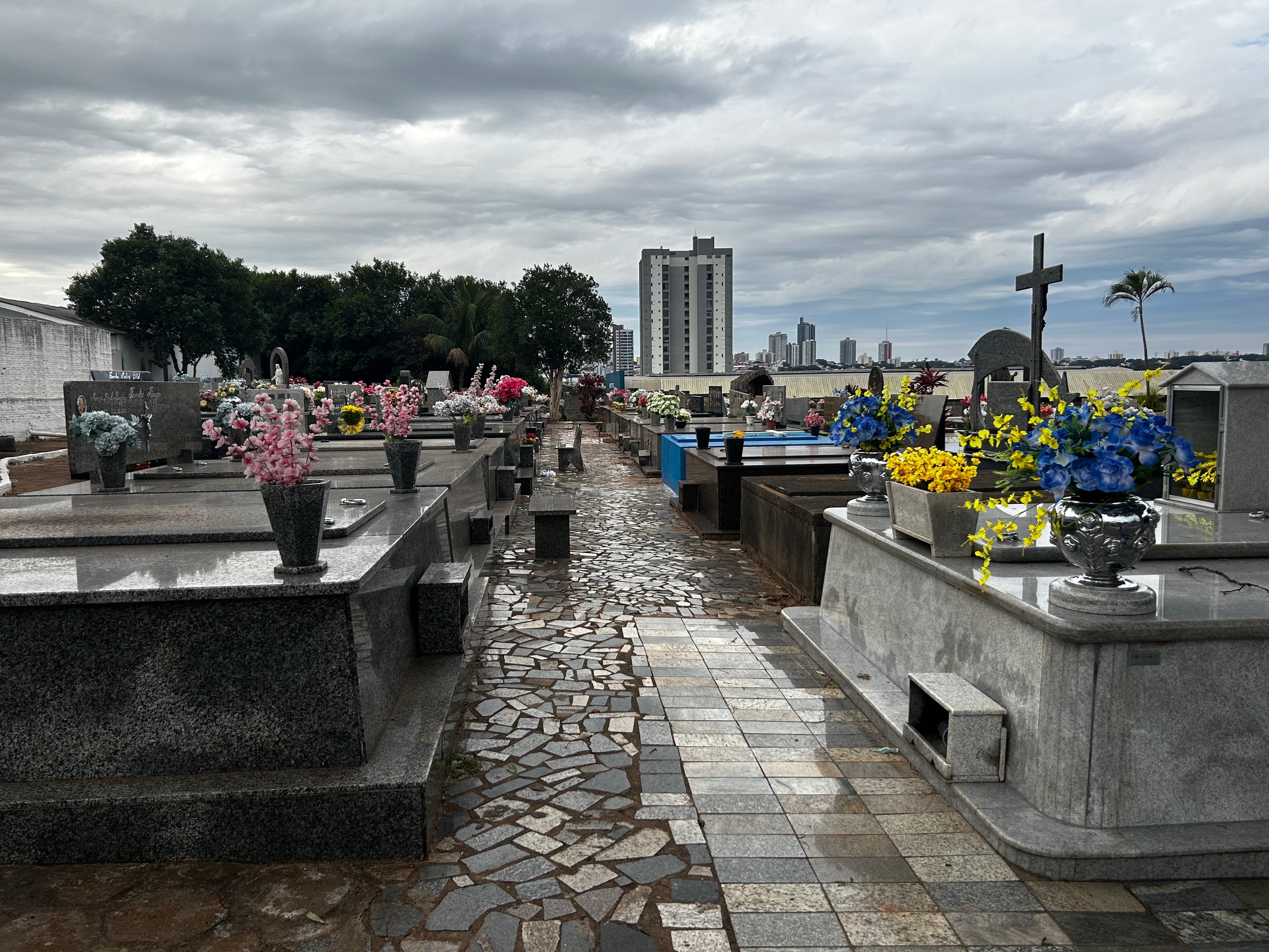 Vozio automobil među grobovima, sve je snimljeno: Balkanci se krste - "Ovde ne prolaze ni mrtvačka kola"