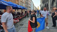 Skandal! Pet Albanki ispred Srba u kafiću pokazivale zastave tzv. Kosova, navijač im je oteo i bacio na pod