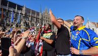 Afroamerikanac poveo pesmu "Kosovo je srce Srbije": Neverovatna scena sa glavnog trga u Minhenu