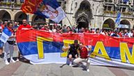 Srpski navijači razvili veliku zastavu u centru Minhena, a onda je nastala ludnica