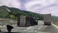 Kamion se prevrnuo na auto-putu kod Predejana: Poznato stanje vozača