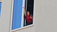 "Izađi mala, izađi mala": Devojka u dresu Srbije se pojavila na prozoru u centru Minhena, navijači u transu