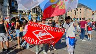 Navijač Spartaka iz Moskve došao među Srbe: Oni se oduševili kada su videli šta piše na njegovoj zastavi
