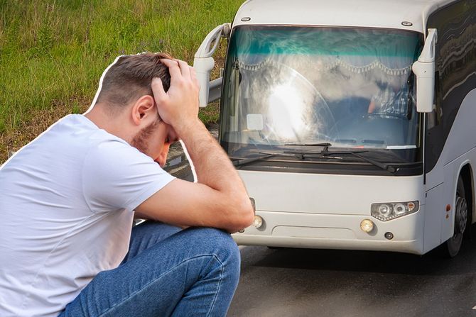 Autobus, čovek se drži za glavu