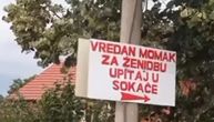 "Vredan momak za ženidbu"! U srpskom selu osvanula neobična tabla, nacrtali čak i strelicu ka kući mladoženje