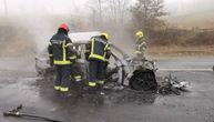 Auto izgoreo do neprepoznatljivosti, vatra oštetila još jedno vozilo: Drama u Ćupriji
