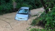 Katastrofa u Ljigu: Voda ušla u kuće, putevi odsečeni, auto zaglavljen u bujici, stariji meštani ovo ne pamte