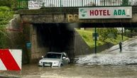 Potop u Sarajevu, automobil ostao zaglavljen u vodi: U kratkom roku pala velika količina kiše