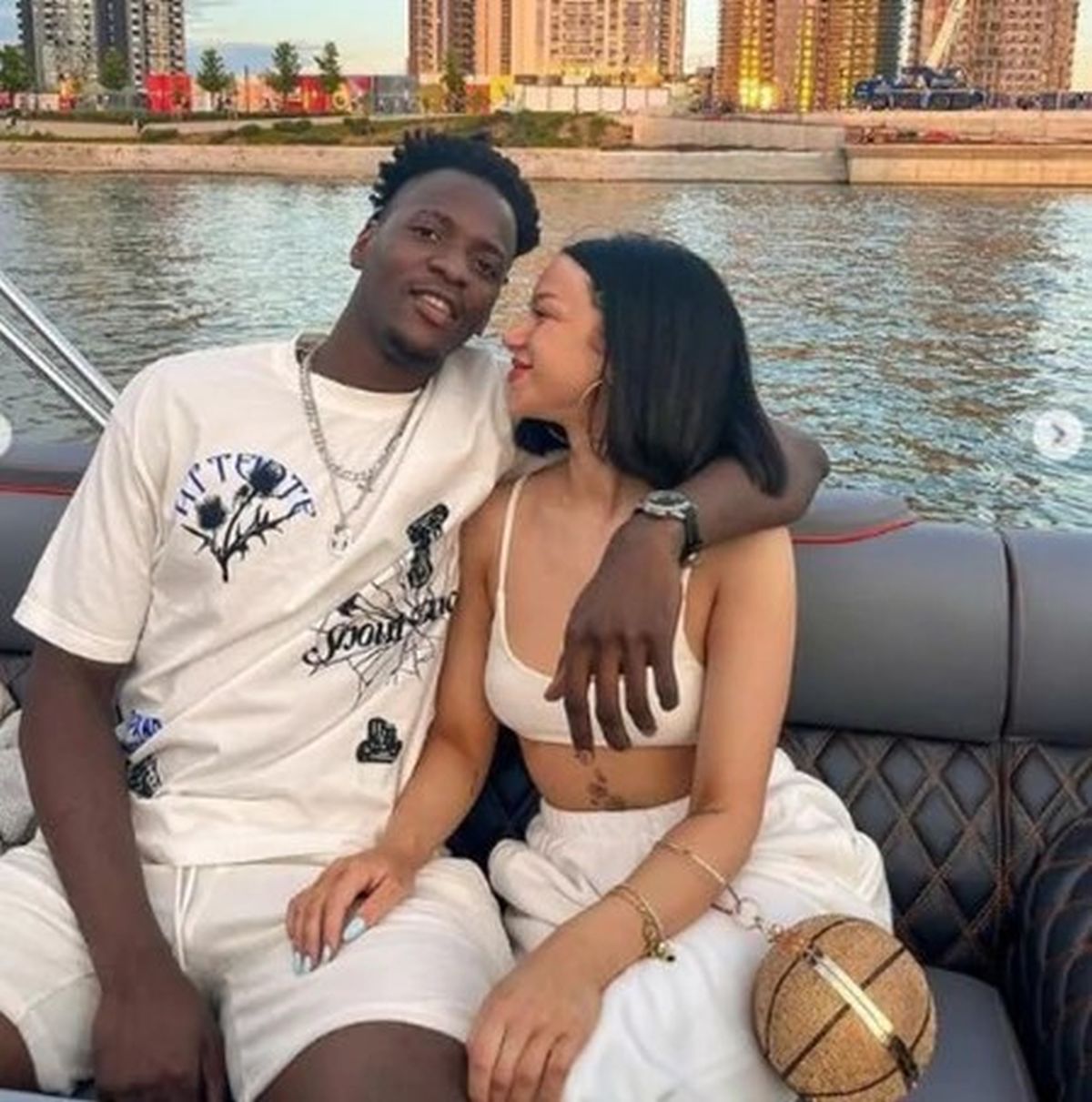 Pinkova zvezdica čeka drugo dete sa fudbalerom iz Afrike: Pokazala trudnički stomak, a evo gde uživa