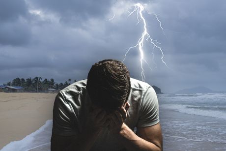 Plaža nevreme grom munja oluja, muškarac plače