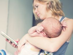 dojenje, beba, dojenje bebe, telefon, mobilni telefon