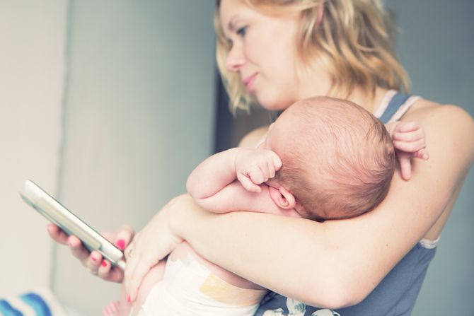 dojenje, beba, dojenje bebe, telefon, mobilni telefon