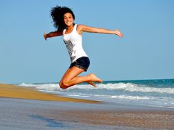 more, plaža, devojka, srećna devojka, žena, srećna žena, osmeh, leto, astrologija, horoskop