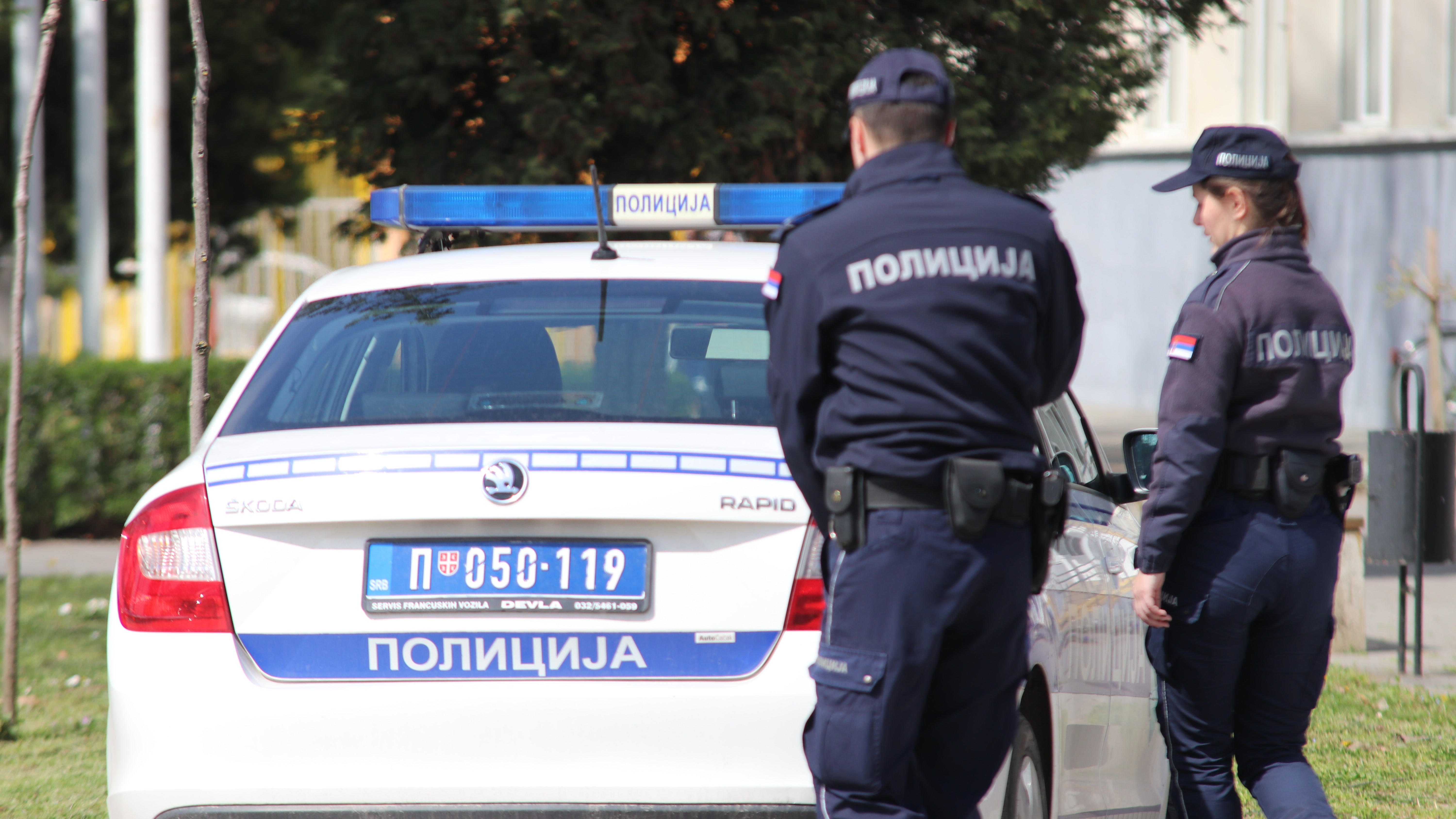 Nakon svađe starac (73) potegao sekiru i ašov na ženu i sina! Užas kod Sopota, hitno reagovala policija
