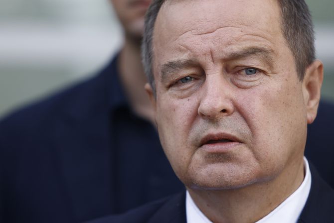 Ivica Dačić u posedi povređenom pripadnika Žandarmerije Ivica Dačić u posedi povređenom pripadnika Žandarmerije