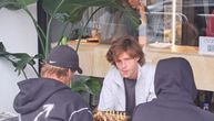 Foto ubod Telegrafa u Londonu: Ruski teniser igra šah u kafiću, dobro razmišlja pred Vimbldon