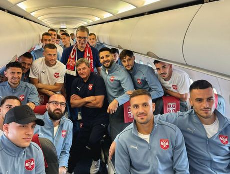 Fudbalska reprezentacija Srbije, Aleksandar Vučić, Dragan Stojković Piksi, Avion, FSS, Fudbalski savez Srbije
