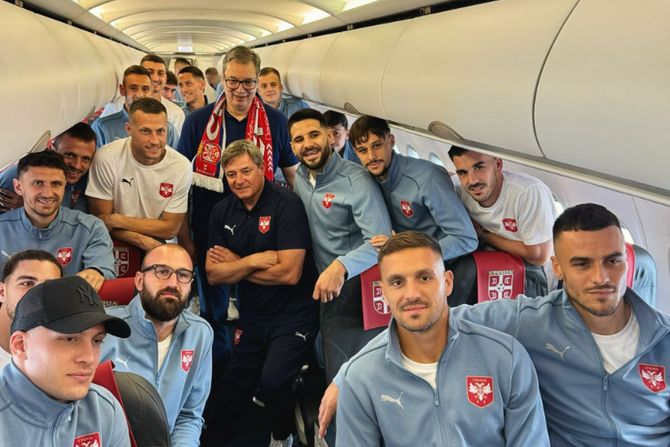 Fudbalska reprezentacija Srbije, Aleksandar Vučić, Dragan Stojković Piksi, Avion, FSS, Fudbalski savez Srbije