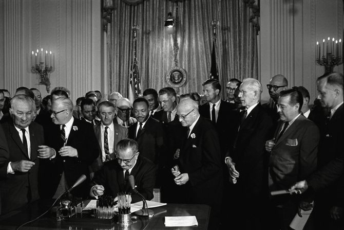 Rasna segregacija, Zakon o građanskim pravima iz 1964, Lindon Džonson, Martin Luter King Rasna segregacija, Zakon o građanskim pravima iz 1964, Lindon Džonson, Martin Luter King