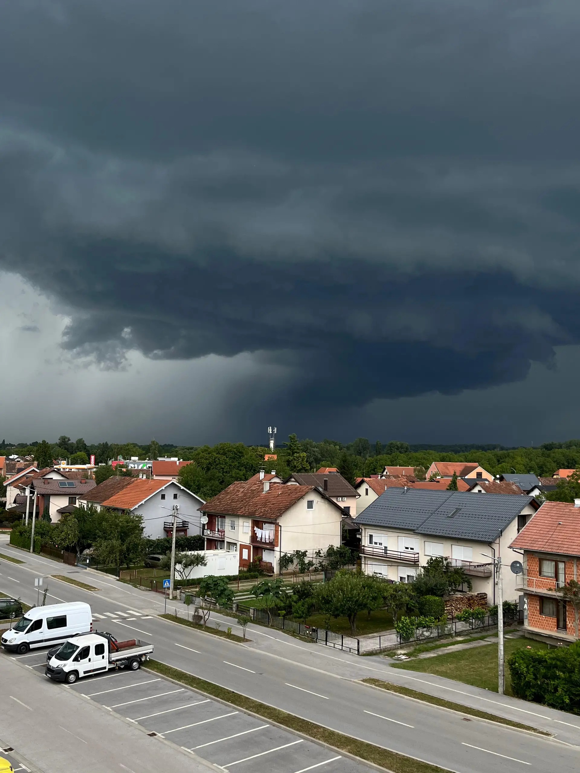 Jako nevreme u Zagrebu, ima povređenih: U Rijeci 1 brodski kontejner završio u moru
