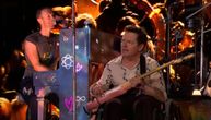Bilo je i suza: Majkl Džej Foks u invalidskim kolicima zasvirao na bini sa grupom Coldplay