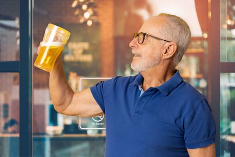 Prodavnica stariji čovek muškarac pije pivo