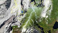 Pogledajte kako oluje idu ka Srbiji: Na nebu iznad naše zemlje još ni oblačka, a u regionu već pucaju gromovi