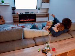 grickanje gledanje televizije kasna užina večera