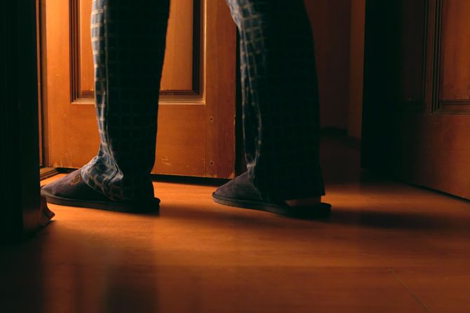 vrata, kućne papuče, noćno ustajanje, mesečarenje vrata, kućne papuče, noćno ustajanje, mesečarenje