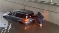 Džip nemoćan pred bujicom u Inđiji, voda do kolena: Dvojica ga guraju, vozilo ni da mrde