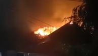 Porodične kuće gorele zbog udara groma u Smederevu: Jedan bahati potez komšija uvećao materijalnu štetu