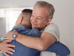 Stariji čovek i sin