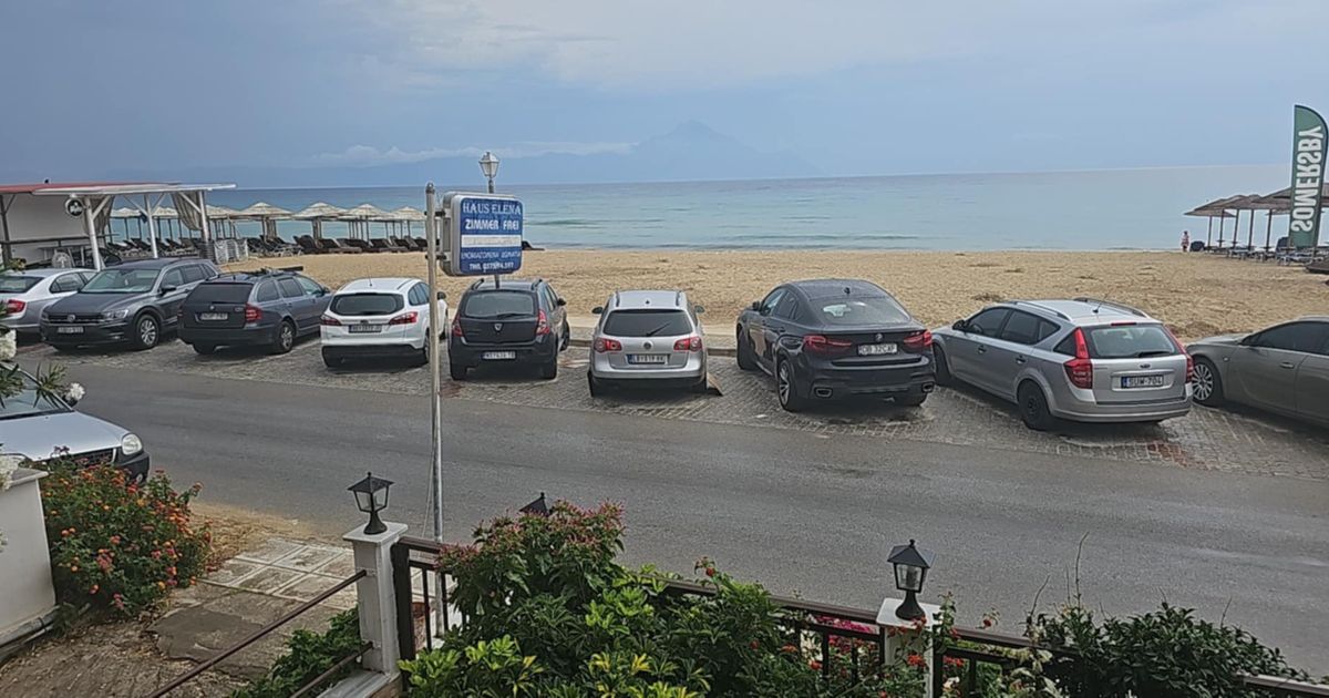 Nevreme pravi haos, talasi odneli automobile u more: Pogledajte neverovatan video