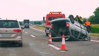 Težak udes u selu kod Aleksinca: Vozač "mazde" zakucao se u banderu, povređena i žena