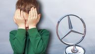 Vozač "mercedesa" ošamario dete sa autizmom?! Iznervirao se zbog iskrivljenog znaka, kamera sve snimila