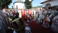 Patrijarh Porfirije služio pomen na groblju u Bratuncu, Vučević položio venac