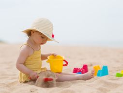 More, plaža, dete beba devojčica pesak igra