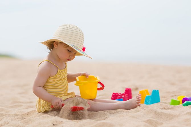 More, plaža, dete beba devojčica pesak igra More, plaža, dete beba devojčica pesak igra