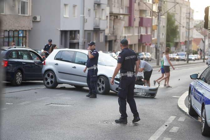 Vojvode stepe, policija, saobraćajna nesreća Vojvode stepe, policija, saobraćajna nesreća