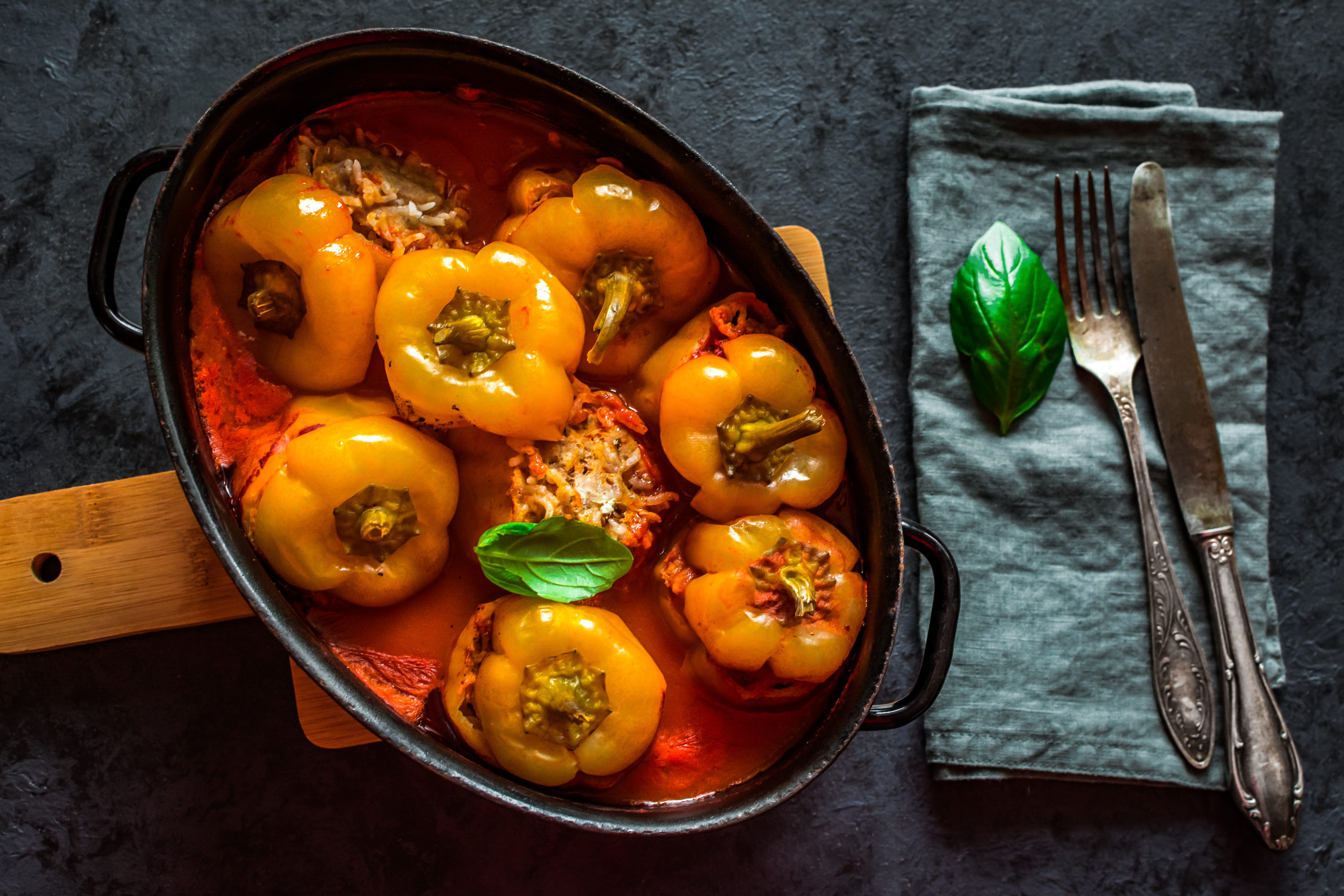 Ovako su ih pravile naše bake: Tajna savršeno sočnih punjenih paprika i gustog sosa