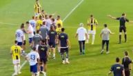 Haos na meču Hajduk - Fenerbahče: Livaja hvatao za vrat rivala, Murinjo utrčavao na teren, navijači izbačeni