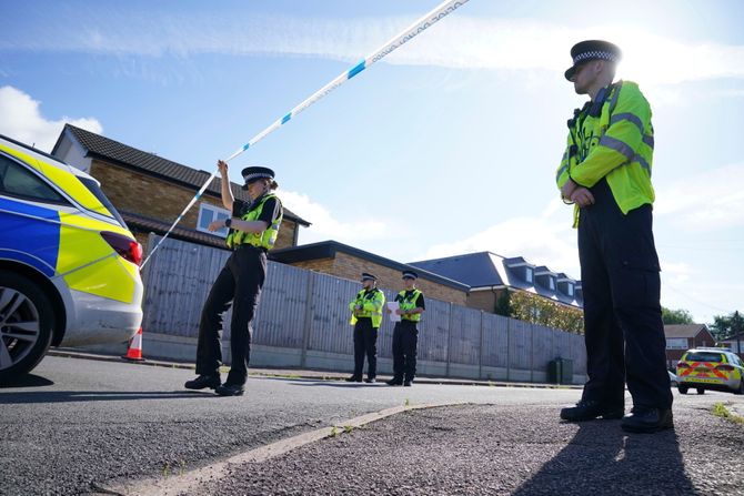 Majka i ćerke ubijene ispred kuće, Policija, Velika Britanija