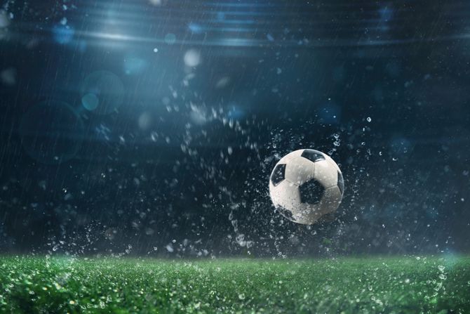 Kiša nevreme  fudbal stadion lopta fudbalska Kiša nevreme  fudbal stadion lopta fudbalska