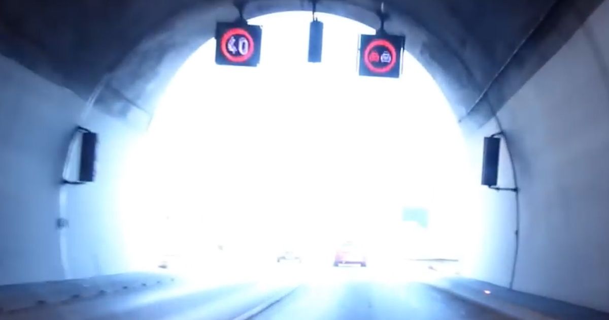 Saobraćajna nezgoda posle Sozine: Podigla se prikolica šlepera u tunelu pa nastao haos