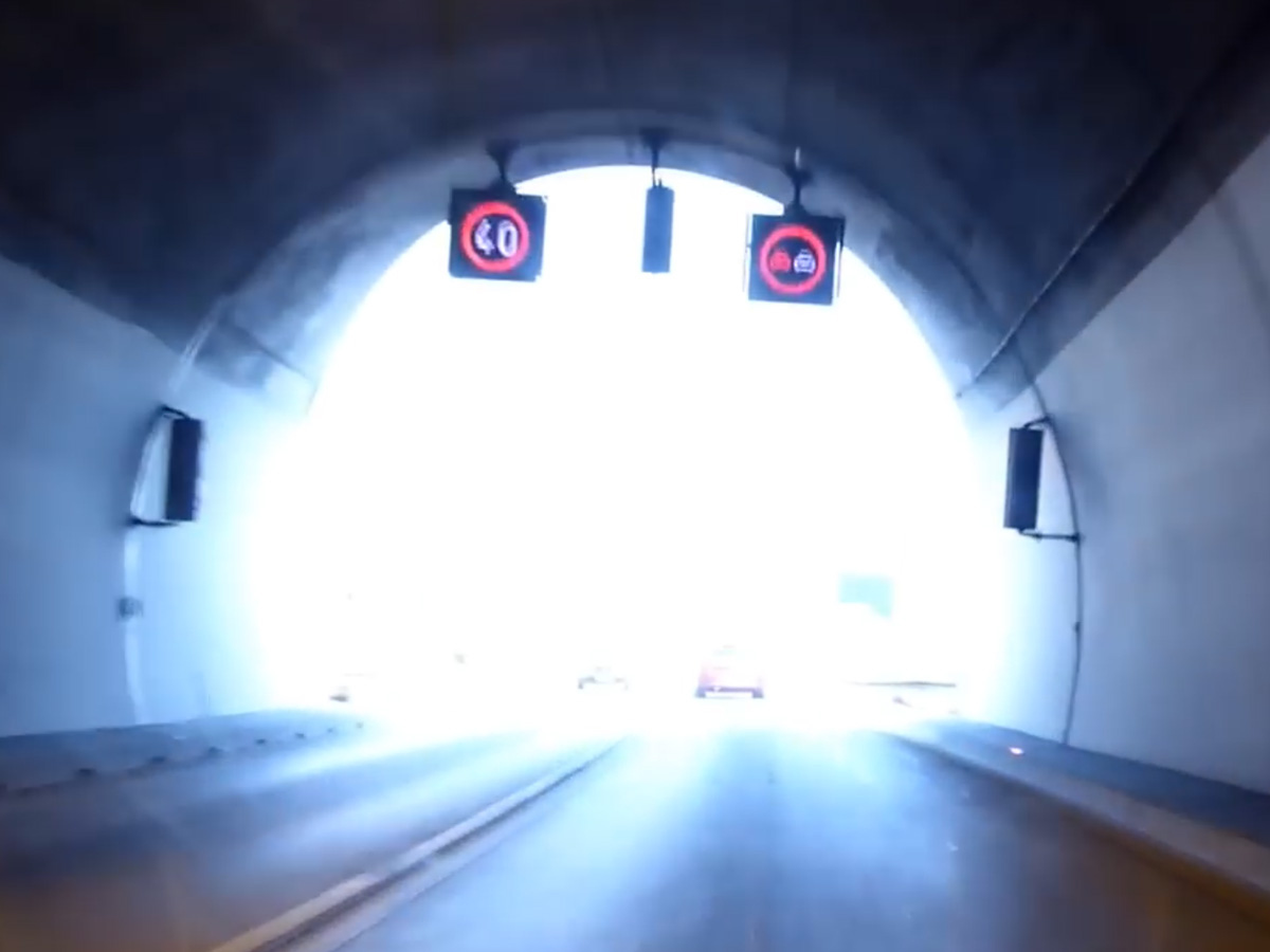 Saobraćajna nezgoda posle Sozine: Podigla se prikolica šlepera u tunelu pa nastao haos