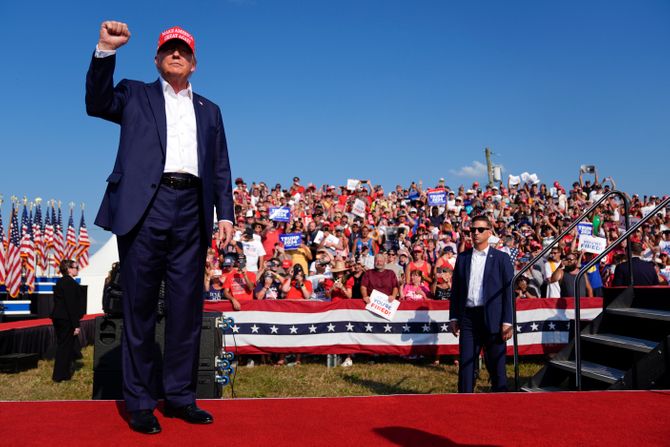 Donald Tramp pre pucnjave na mitingu u Pensilvaniji Donald Tramp pre pucnjave na mitingu u Pensilvaniji