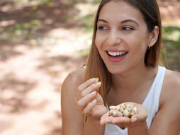 pistaći, konzumiranje pistaća, devojka jede pistaće