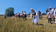 Gordana uzela kosu u ruke i zamahuje muški: Ona je jedina žena na "kosačkom Vimbldonu" održanom u srcu Srbije